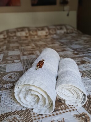 Quarto casal básico | Escrivaninha, Wi-Fi de cortesia, roupa de cama