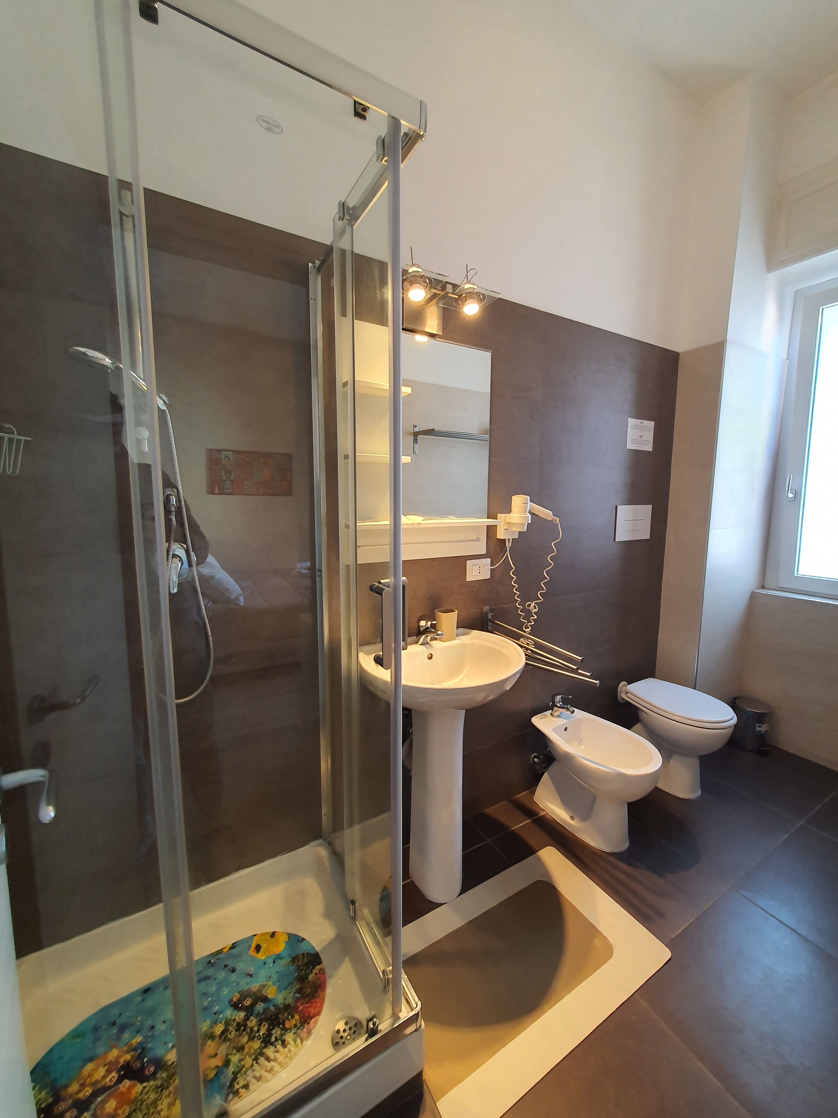 Doppia Deluxe, balcone, vista città | Bagno | Doccia, set di cortesia gratuito, asciugacapelli, bidet