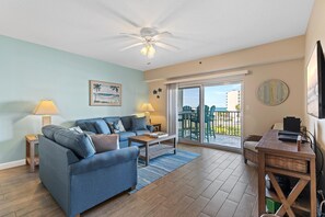 콘도, 침대(여러 개) (Oceanwalk 3-403) | 거실 공간