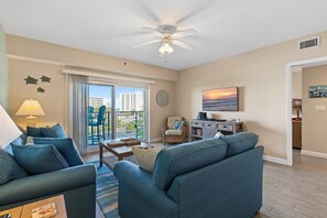 콘도, 침대(여러 개) (Oceanwalk 3-403) | 거실 공간