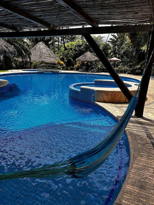 Una piscina al aire libre