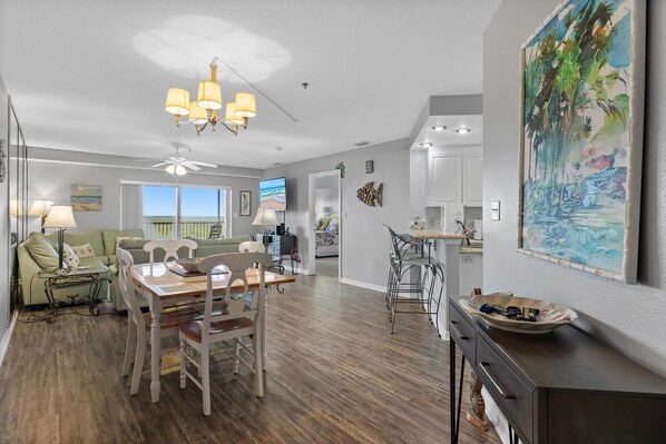 Condo, Plusieurs lits (Oceanwalk 6-506) | Aire de séjour