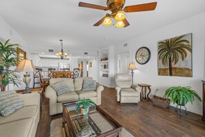 Condo, varias camas (Oceanwalk 9-604) | Área de sala de estar | Televisión 