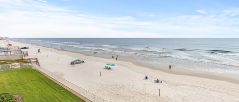 Condo, várias camas (Ponce de Leon Towers 303) | Praia | Na praia