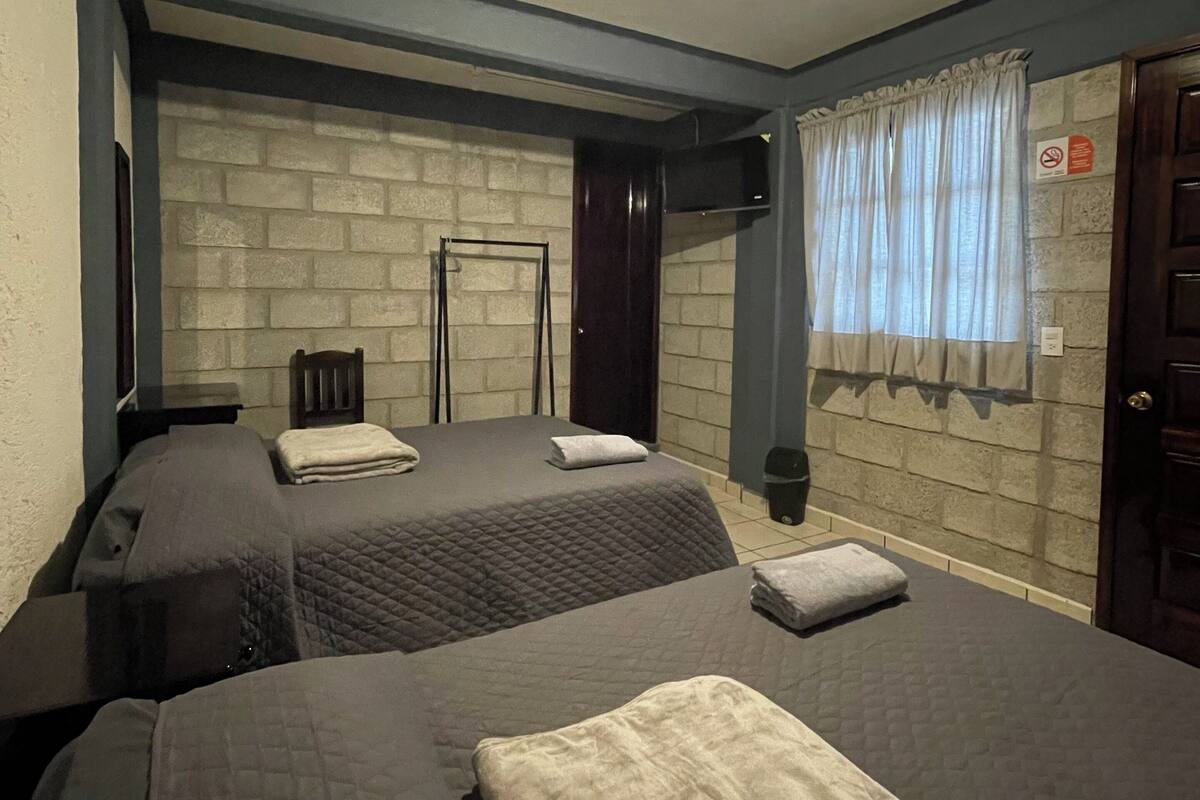 Chambre quadruple | Bureau, espace de travail pour ordinateurs portables