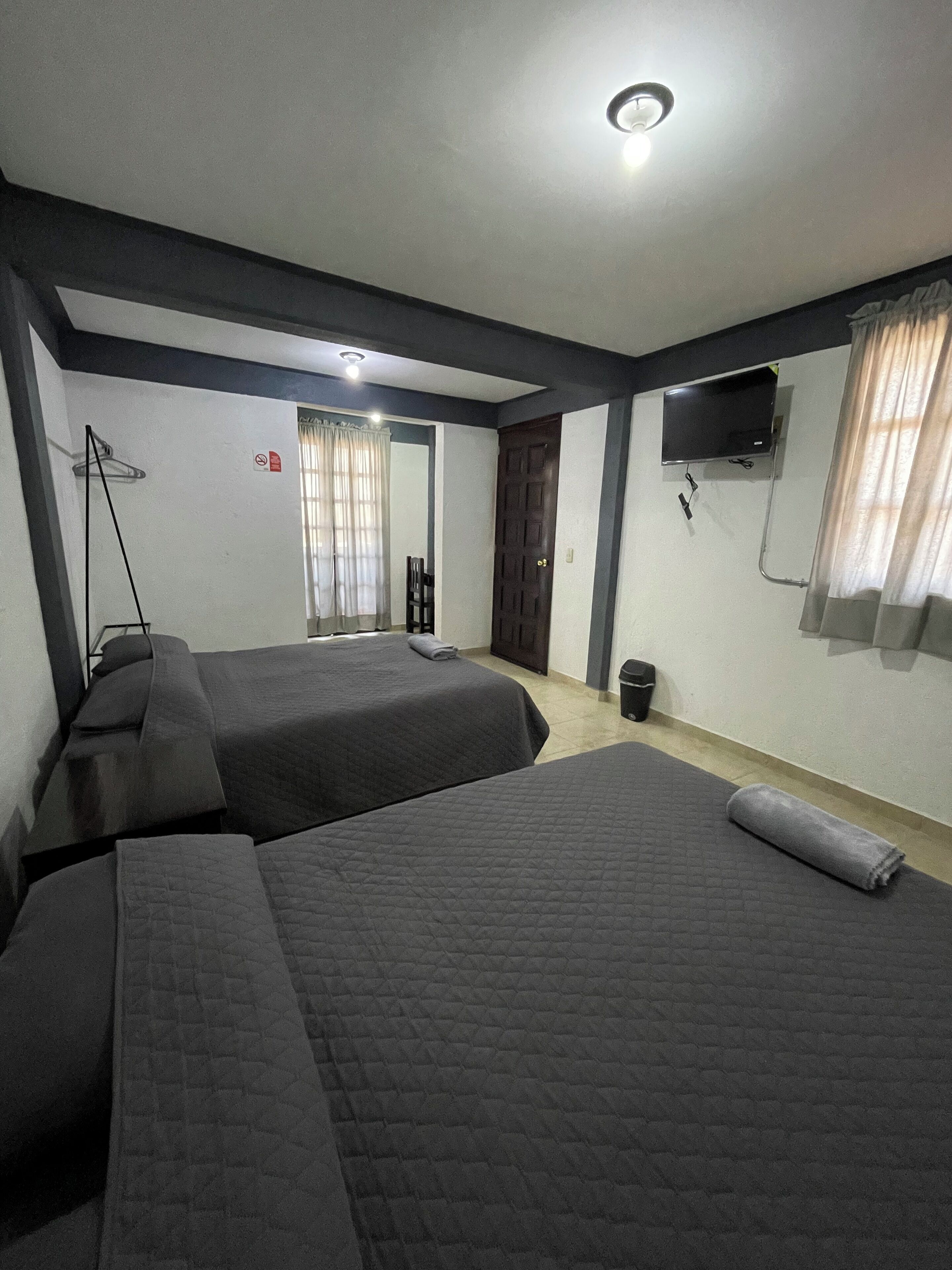 Habitación cuádruple | Escritorio, espacio para trabajar con laptop y wifi gratis 