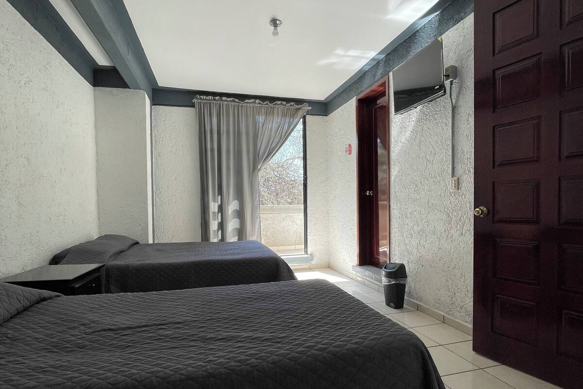 Chambre triple, vue sur la vallée | Bureau, espace de travail pour ordinateurs portables