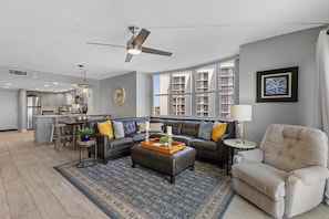 Condo, varias camas (Ponce de Leon Towers 401) | Área de sala de estar