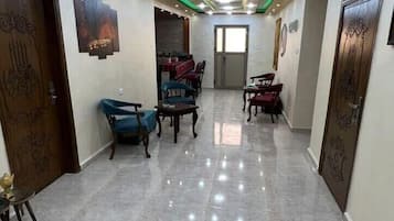 Een 30-inch flatscreentelevisie met digitale zenders