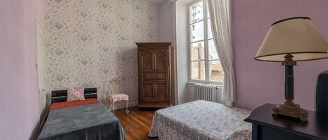 1 bedroom, iron/ironing board, travel cot, free WiFi