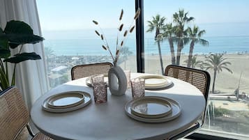 Luxe appartement, uitzicht op zee | Woonruimte