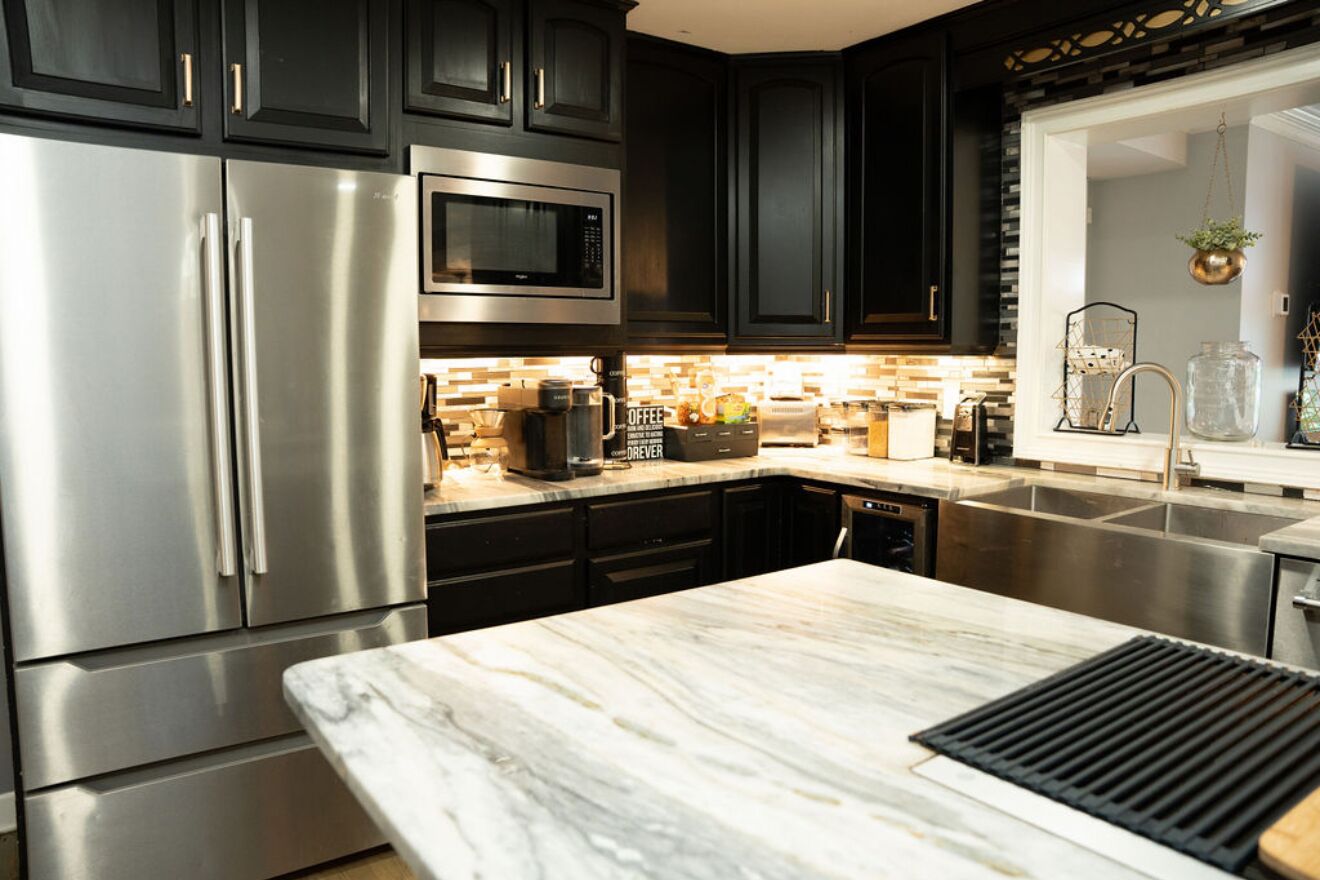 Kühlschrank, Mikrowelle, Ofen, Herdplatte