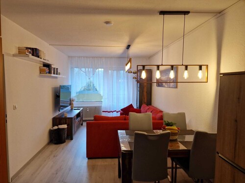 Die 40 m² große Ferienwohnung (Westseite) ist auf der 1. Etage im Haus "Schleswig". Sie ist geeignet für max. 4 Personen ideal für die kleine Familie.<br>Im Wohnraum dieser hellen und freundlichen Ferienwohnung befindet sich ein Schlafsofa für 2...