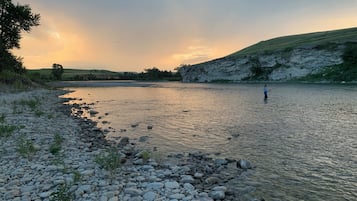 En la playa y camastros