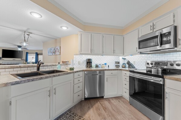 Kühlschrank, Mikrowelle, Ofen, Herdplatte