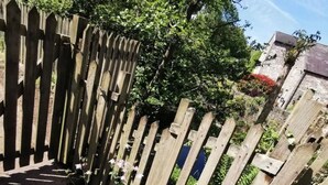 A wooden fence with a pathway leading through it. - Rustic 2bedroom Cottage With Garden in Sennybridge (Brecon)