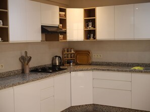 Frigorifero, microonde, forno, piano cottura