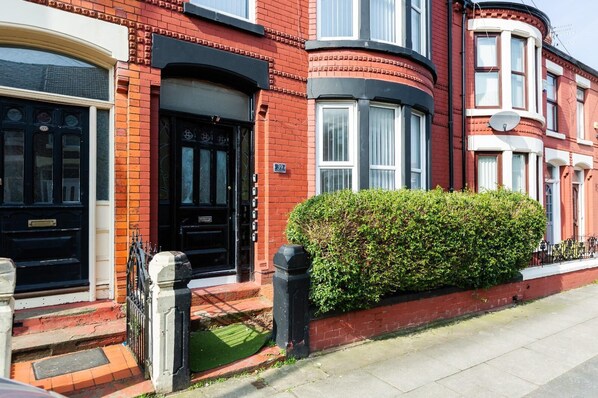 Front of property - Pemberton House By Smart Corporate Stays (Liverpool)