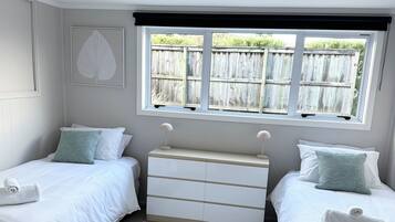 4 bedrooms, iron/ironing board, WiFi, bed sheets