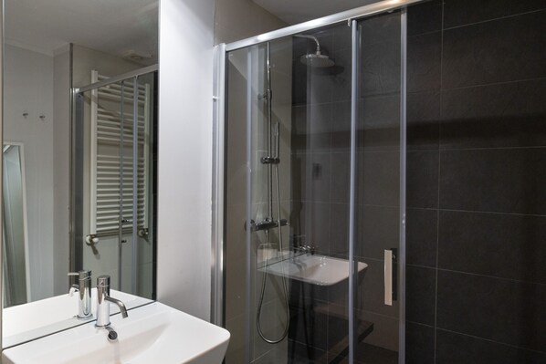 Douche, serviettes fournies