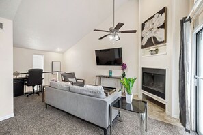 Smart TV, fireplace - 20% off - 2BD - Pool View - T.home V.Ranch - Irving - i655 (Irving)