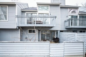 A two-story residential building with a balcony on the upper floor. - i655 - Apt|Yard|9mi to Fair Park|Sleeps 4 (Irving)