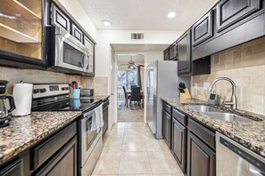 Frigorífico, microondas, horno y placa de cocina