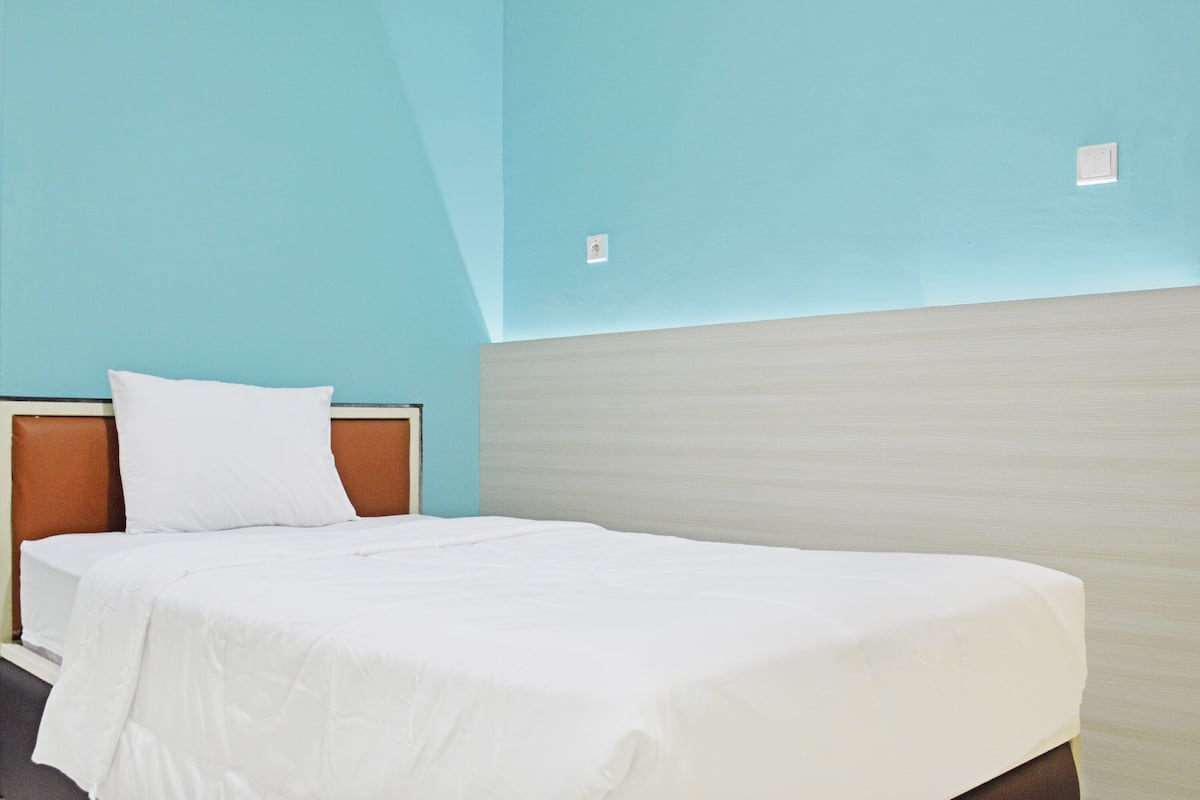 Deluxe Single Room | Free WiFi, bed sheets