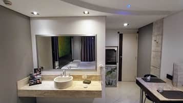 Habitación básica doble, baño privado | 1 dormitorio y wifi gratis