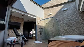 Quarto premium | Banheira de hidromassagem particular