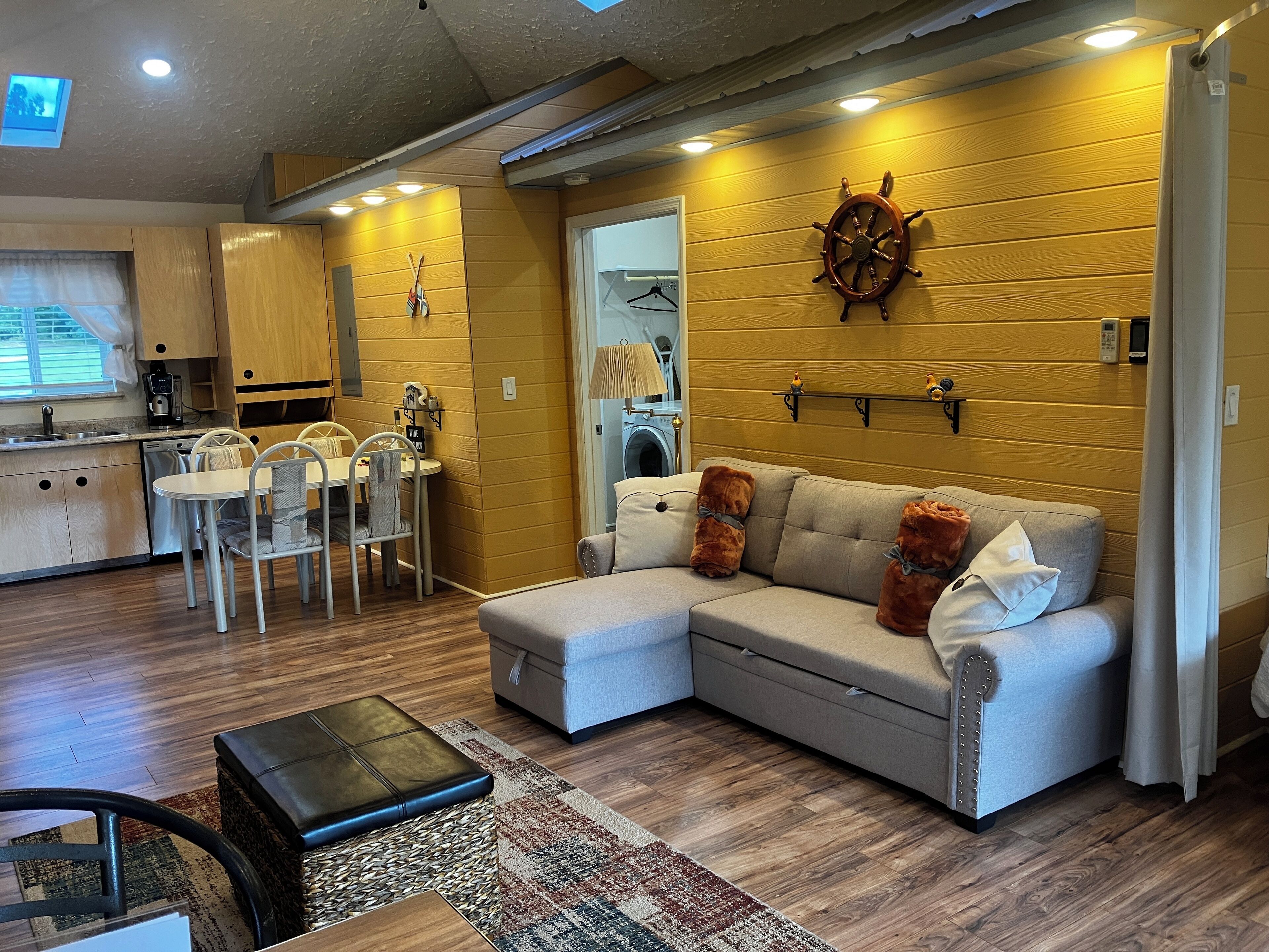 Un salon moderne avec un canapé, une table basse et un coin repas.