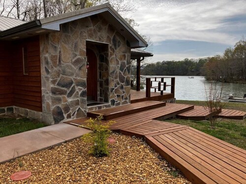 Cozy Cabin on Lake, relax and recharge. Enjoy boating, fishing and swimming.