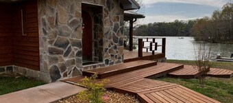 Cozy Cabin on Lake, relax and recharge. Enjoy boating, fishing and swimming.