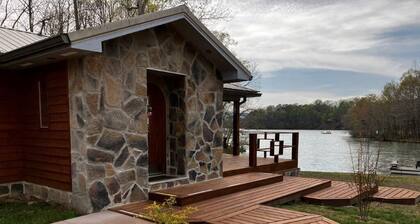 Cozy Cabin on Lake, relax and recharge. Enjoy boating, fishing and swimming.