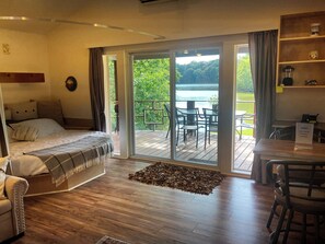 1 bedroom, desk, iron/ironing board, free WiFi - Cozy Cabin on Lake, relax and recharge. Enjoy boating, fishing and swimming. (LaFayette)