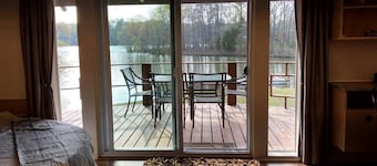 Cozy Cabin on Lake, relax and recharge. Enjoy boating, fishing and swimming.