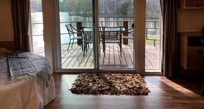 Cozy Cabin on Lake, relax and recharge. Enjoy boating, fishing and swimming.