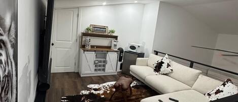 Älytelevisio, takka, pöytätennispöytä