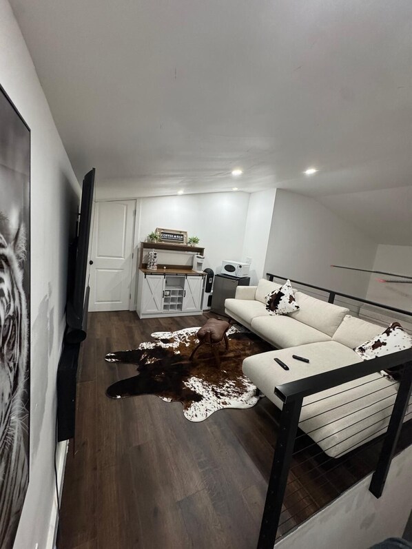 Smart TV, fireplace, ping pong