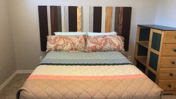 3 chambres, fer et planche à repasser, Wi-Fi, draps fournis