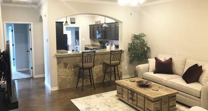 Charming 3Bed/3Bath Aggieland townhome located 4 miles from Texas A&M University