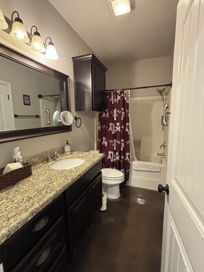 Sèche-cheveux, bidet, serviettes fournies, savon