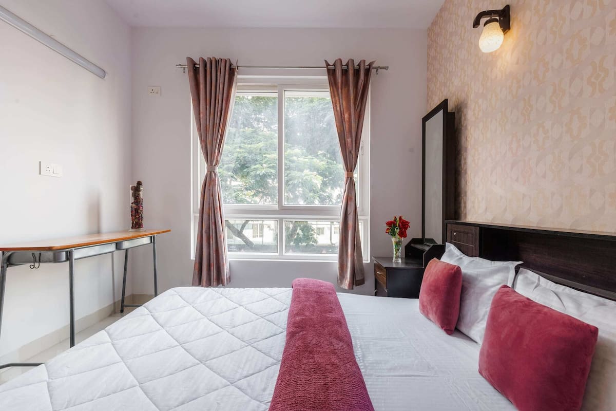 Blackout curtains, free WiFi
