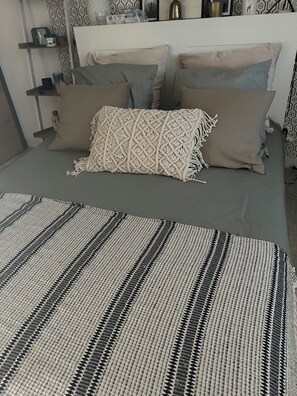 3 chambres, fer et planche à repasser, Wi-Fi, draps fournis