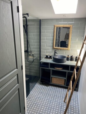 Shower, hair dryer, towels, soap - Nice house in a very quiet area (Tosse)
