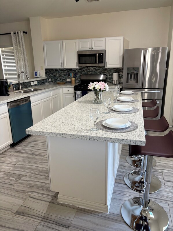 Kjøleskap, mikrobølgeovn, ovn og kokeplater