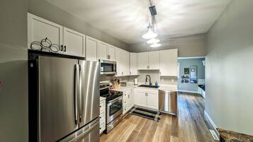 Jääkaappi, mikroaaltouuni, uuni, liesi