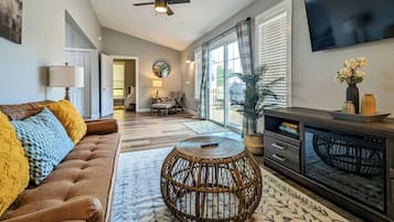 Smart TV, fireplace