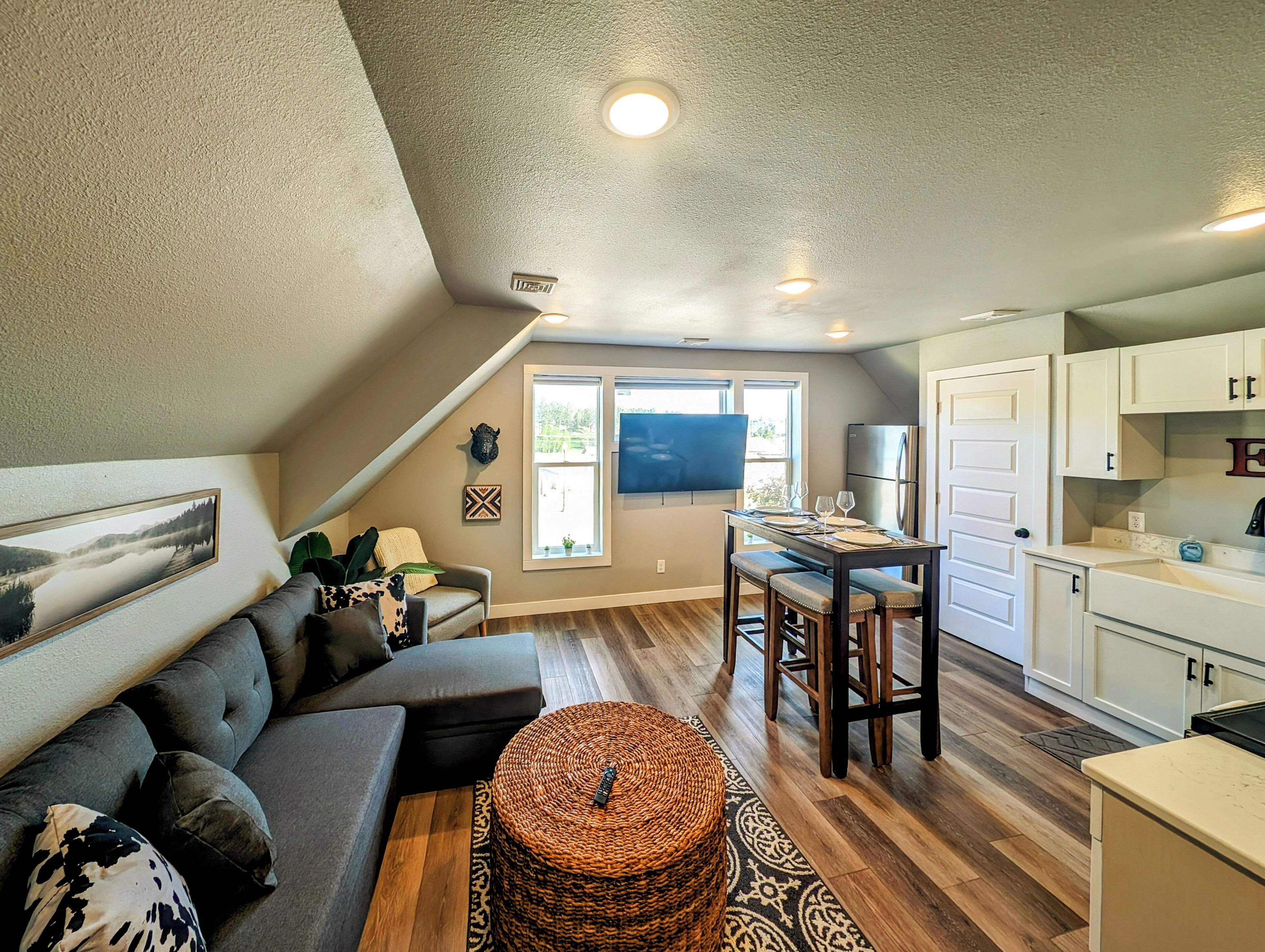Un appartement en duplex confortable, comprenant un salon, un coin repas et une cuisine.