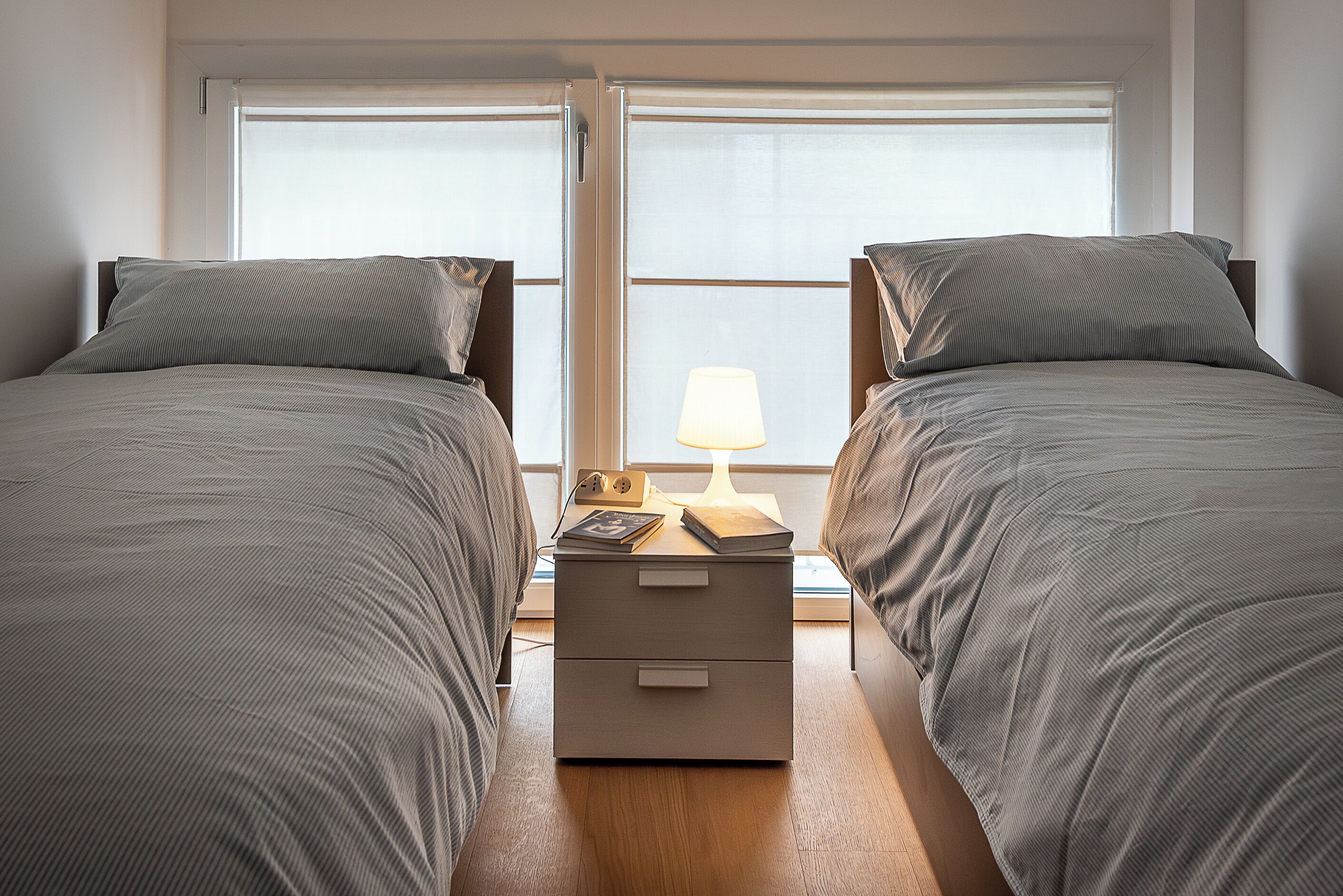 2 dormitorios, tabla de planchar con plancha, ropa de cama